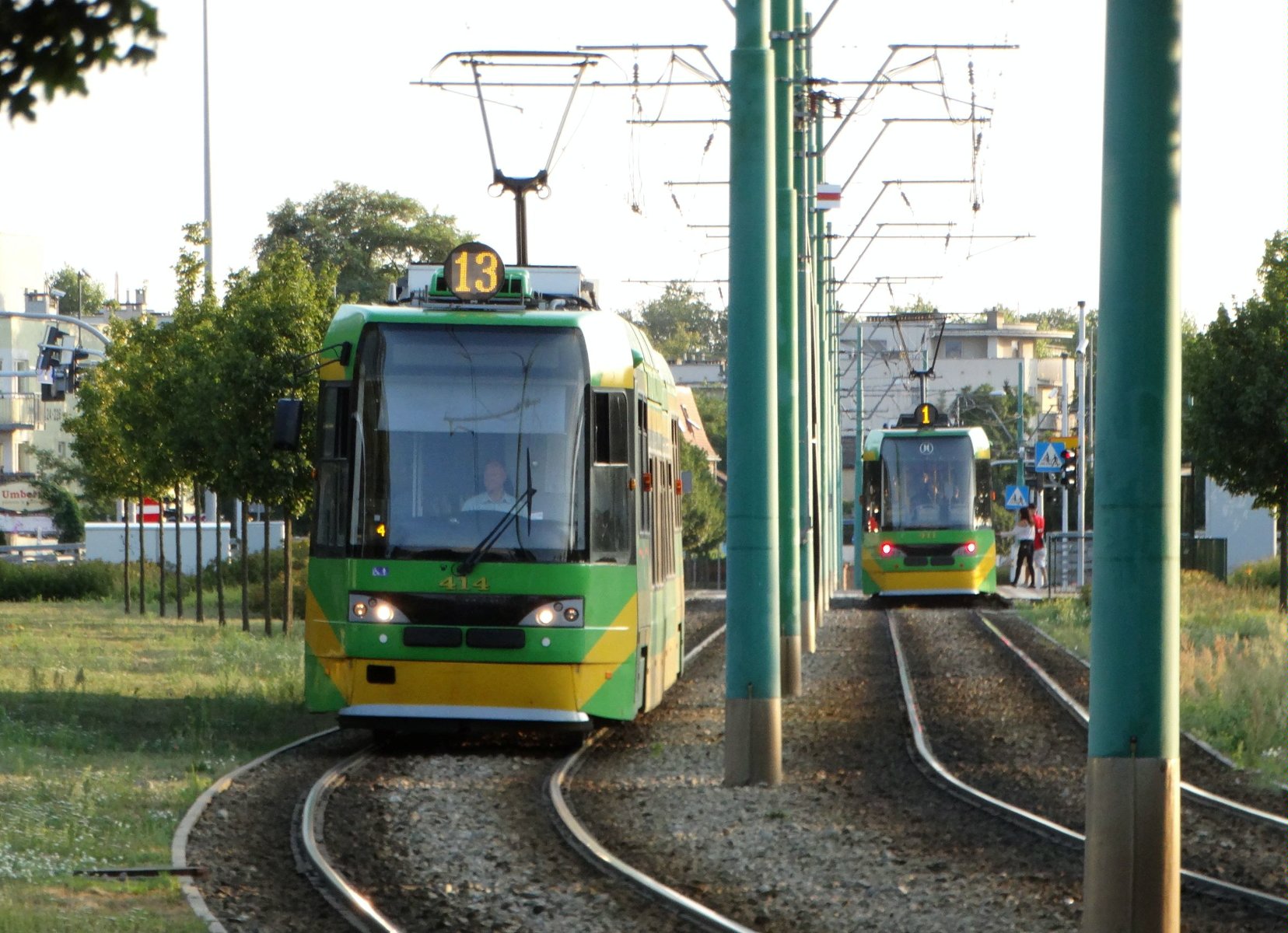 Na pierwszym planie tramwaj linii nr 13, w oddali widać tramwaj linii nr 1 - grafika artykułu