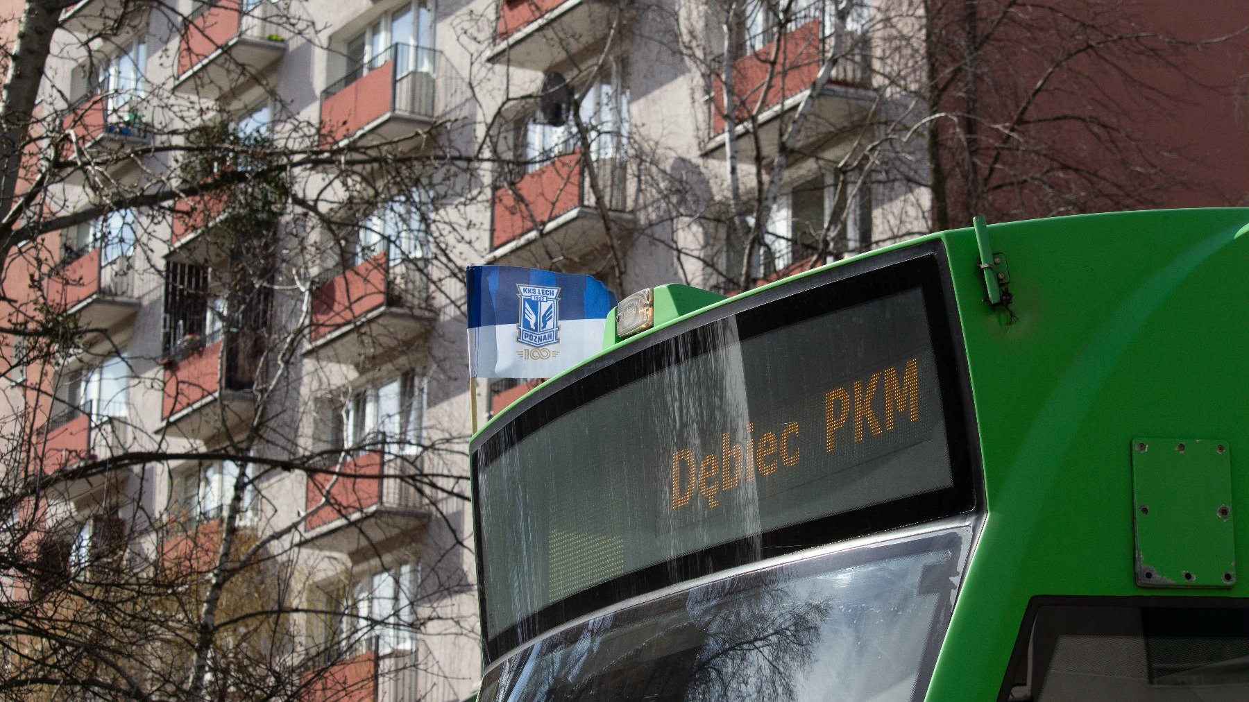 Niebiesko-biała flaga z herbem Lecha Poznań na poznańskim tramwaju