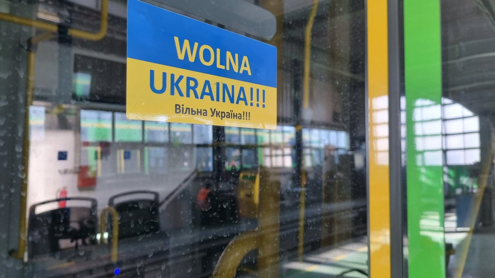 Tramwaj z naklejką Wolna Ukraina - grafika artykułu