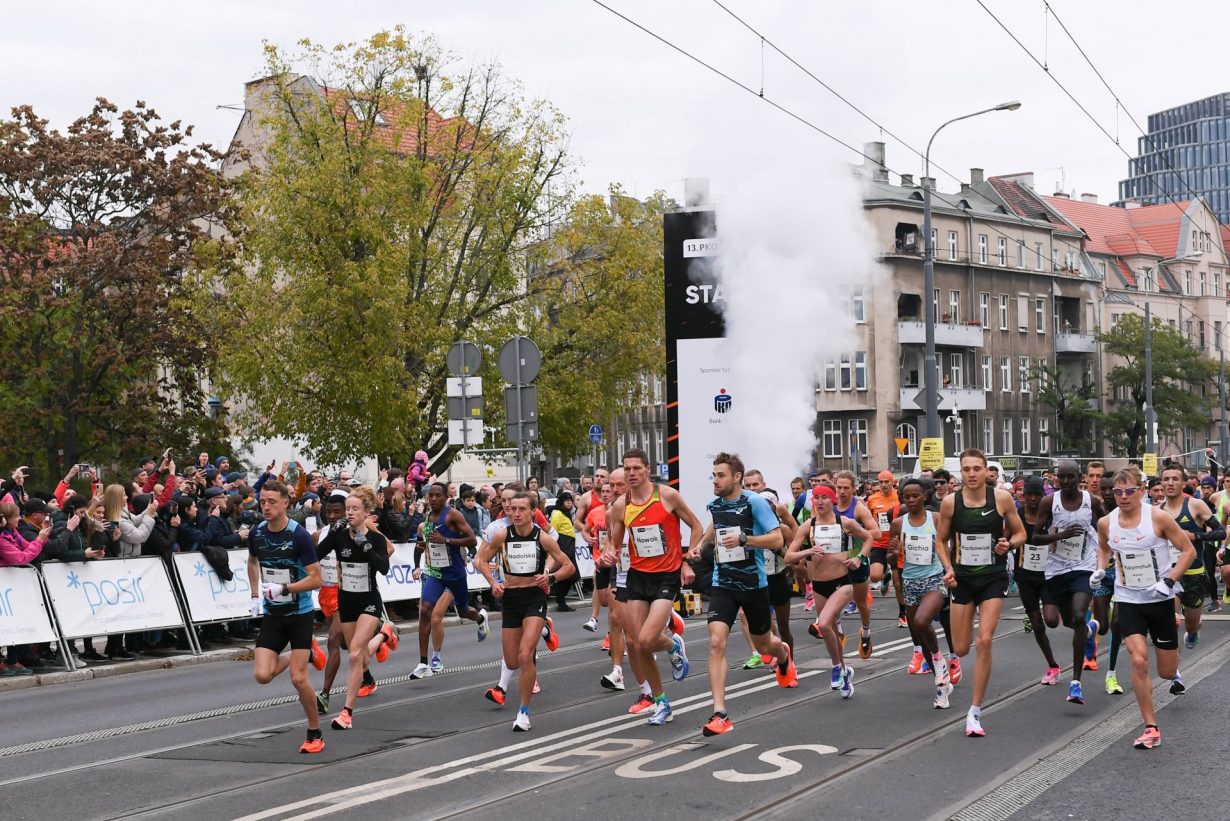 Zdjęcie przedstawia zawodników tuż po starcie w półmaratonie - grafika artykułu