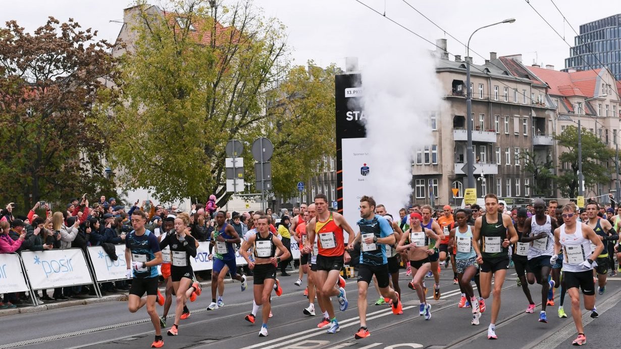 Zdjęcie przedstawia zawodników tuż po starcie w półmaratonie