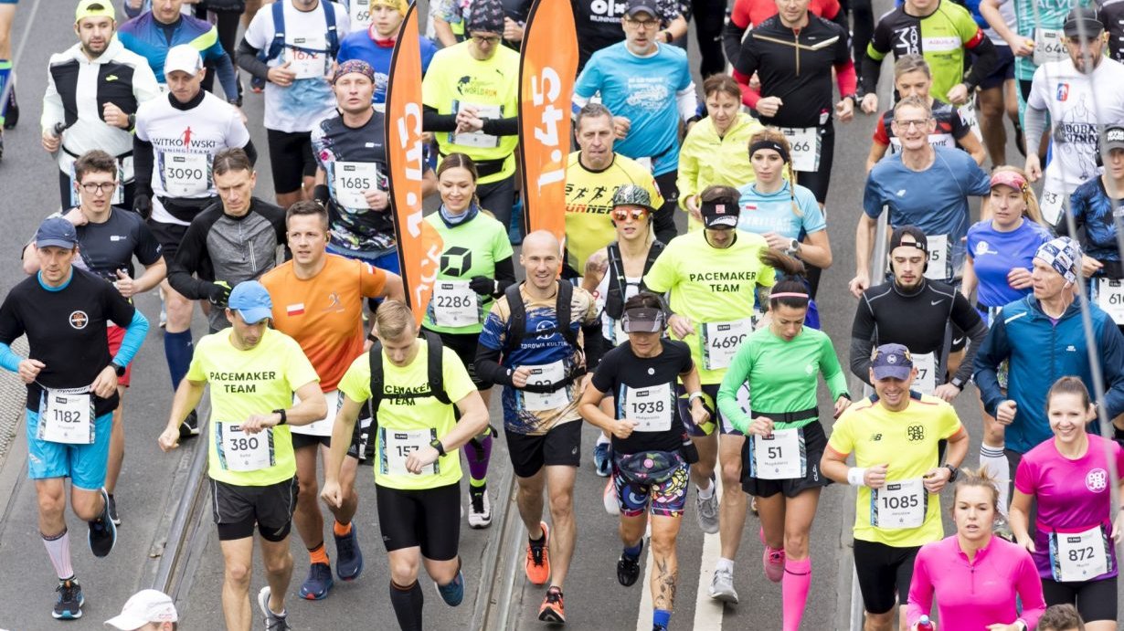 Zdjęcie przedstawia zawodników podczas 13. Poznań Półmaratonu