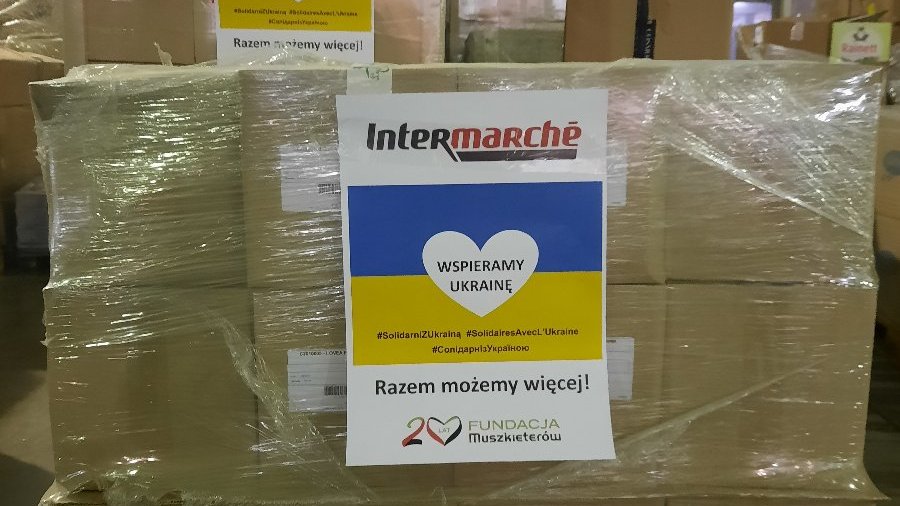 Na zdjęciu zestaw kartonów pełnych darów, na nich napis: Intermarche