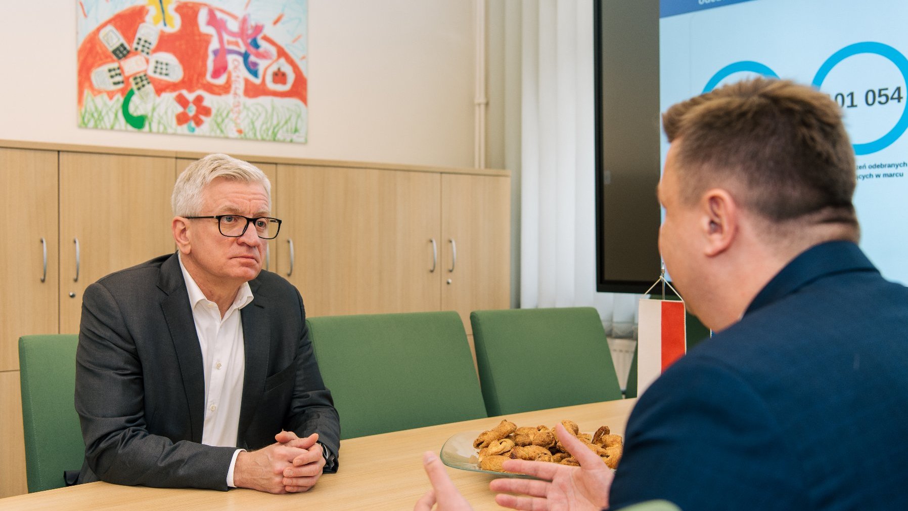 Na zdjęciu prezydent Poznania i konsul Ukrainy siedzą naprzeciwko siebie, rozmawiają