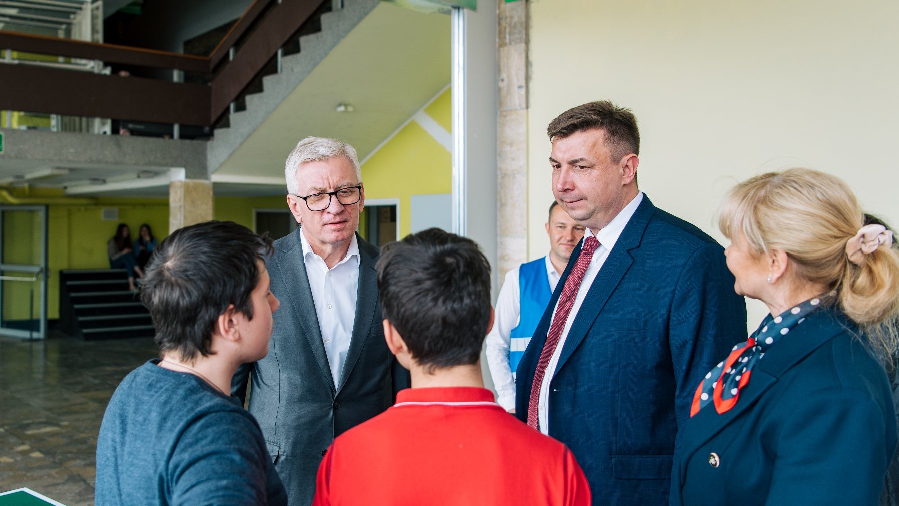 Na zdjęciu prezydent Poznania i konsul Ukrainy we wnętrzu hali Arena, rozmawiają z obywatelami Ukrainy