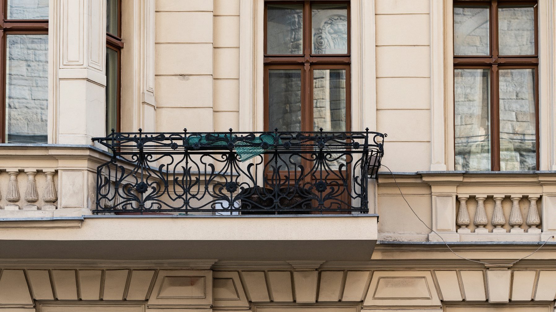 Bogato zdobiona elewacja kamienicy przy ul. Kościuszki 80.