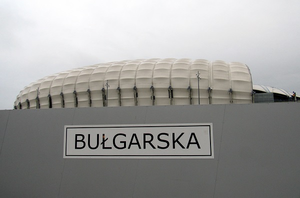 Mur z napisem "Bułgarska" przed stadionem miejskim w Poznaniu - grafika artykułu