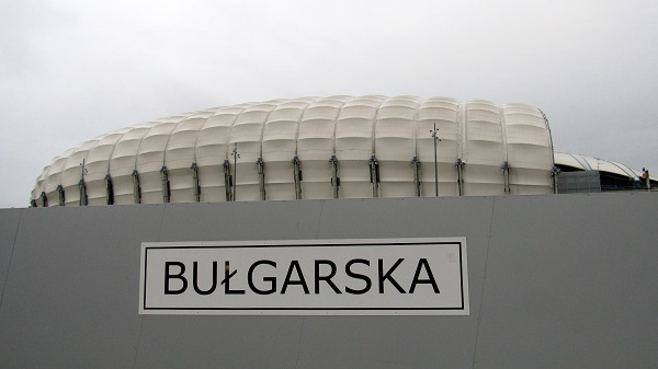 Mur z napisem "Bułgarska" przed stadionem miejskim w Poznaniu