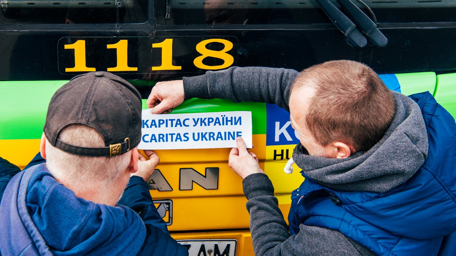 Dwa autobusy MPK Poznań, które trafią do Lwowa. Do środka zapakowane potrzebne w Ukrainie rzeczy