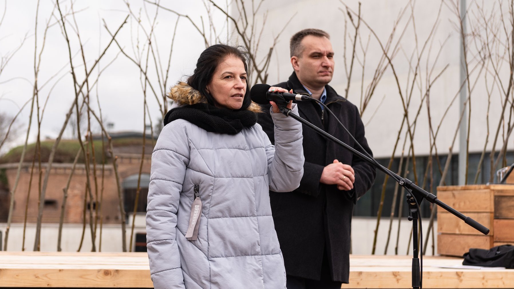 Galeria zdjęć przedstawia ogród eksperymentalny. Widać na nim wydzielone miejsce na rośliny oraz prelegentów konferencji.