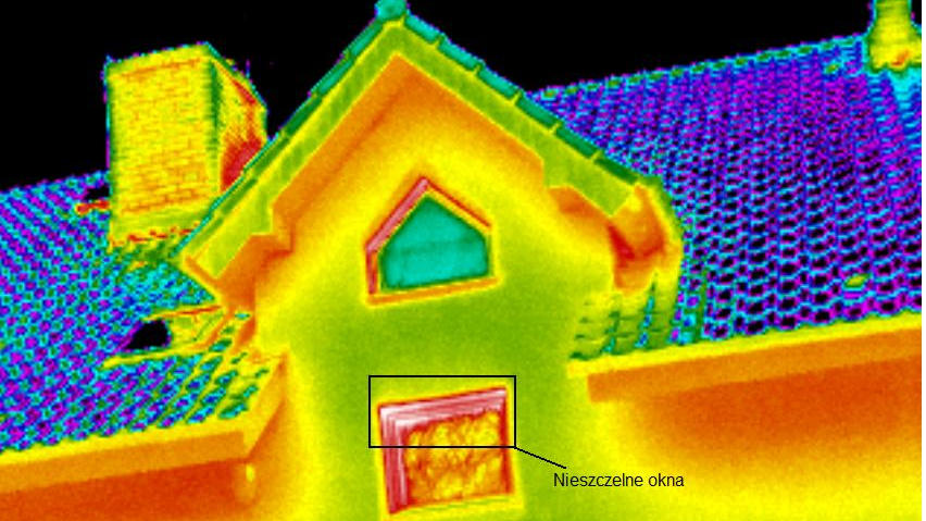 Zdjęcie przedstawia obraz z kamery termowizyjnej. Widać na nim obrys domu. Kolorami zaznaczono miejsca, w których ucieka ciepło.
