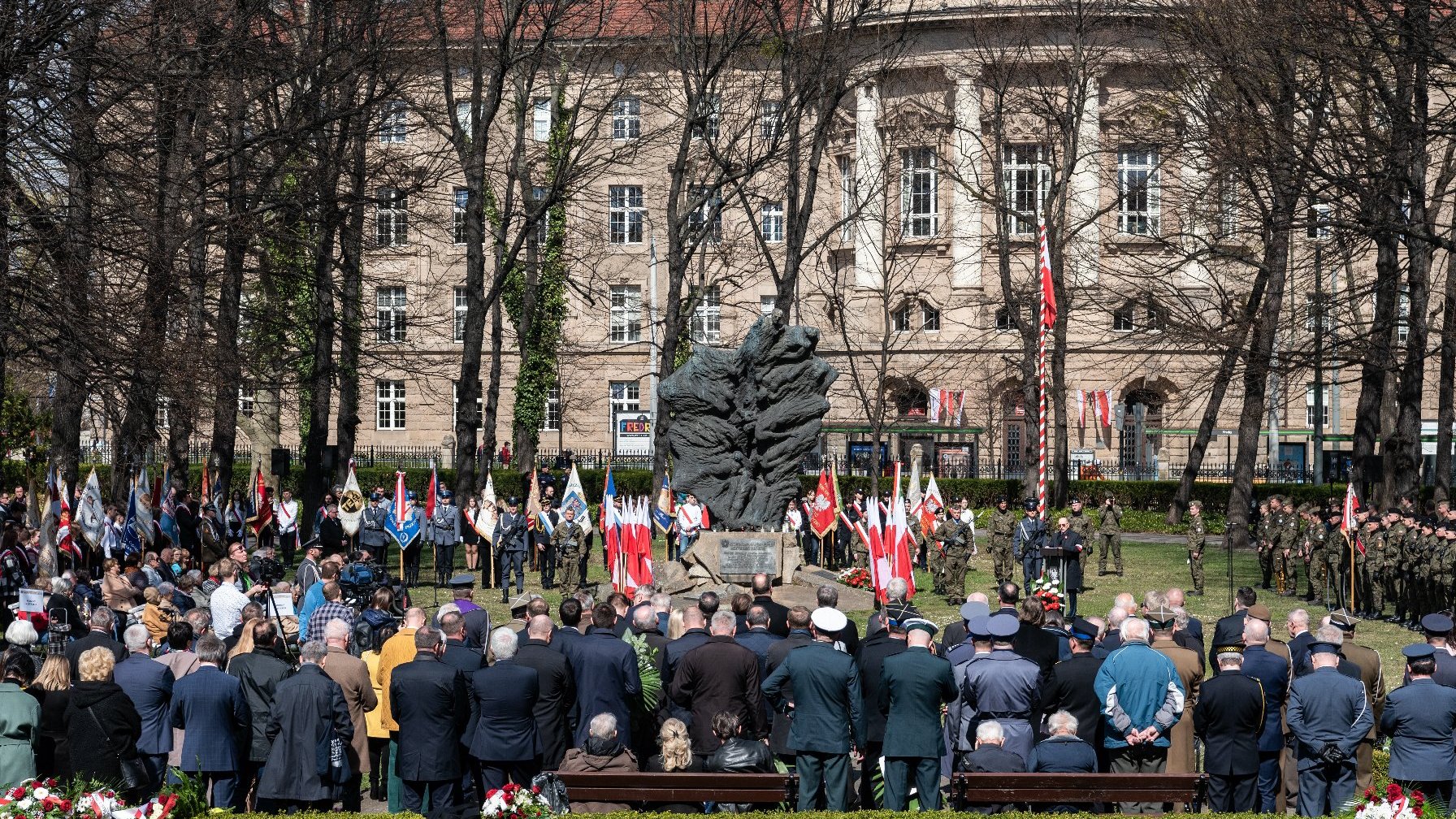 Galeria zdjęć przedstawia poznańskie obchody 82. rocznicy Zbrodni Katyńskiej.