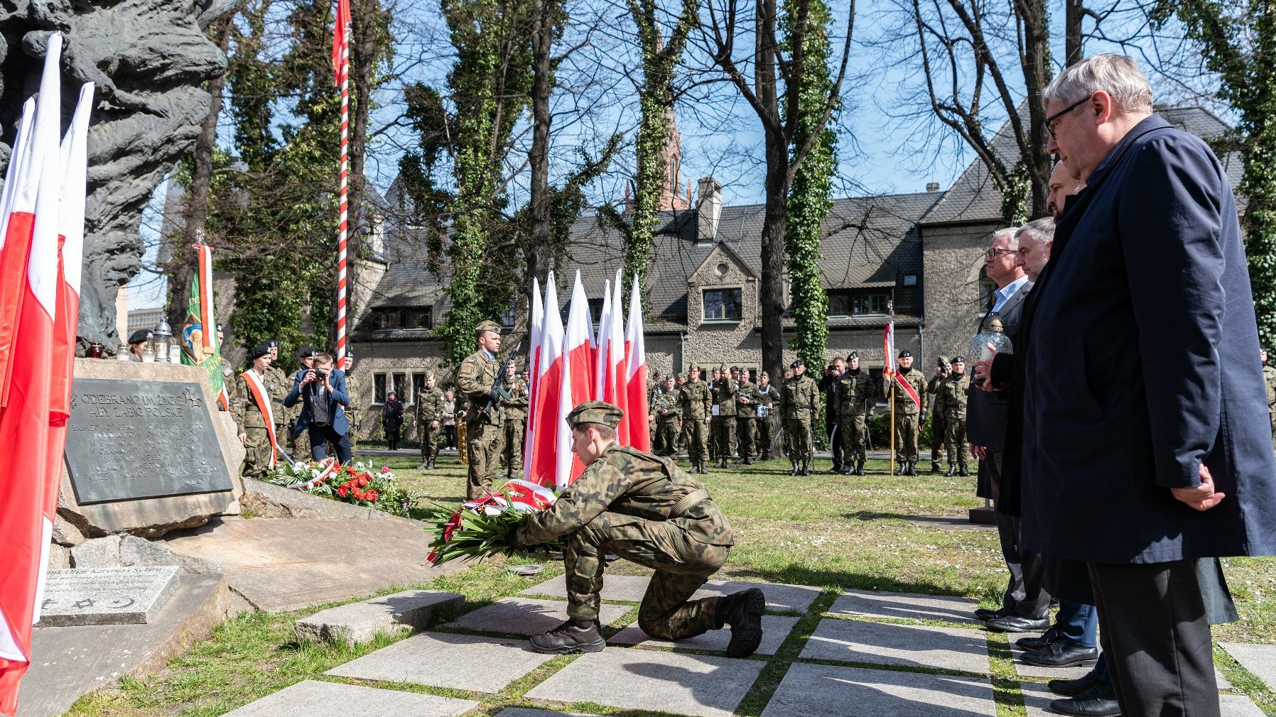 Galeria zdjęć przedstawia poznańskie obchody 82. rocznicy Zbrodni Katyńskiej.