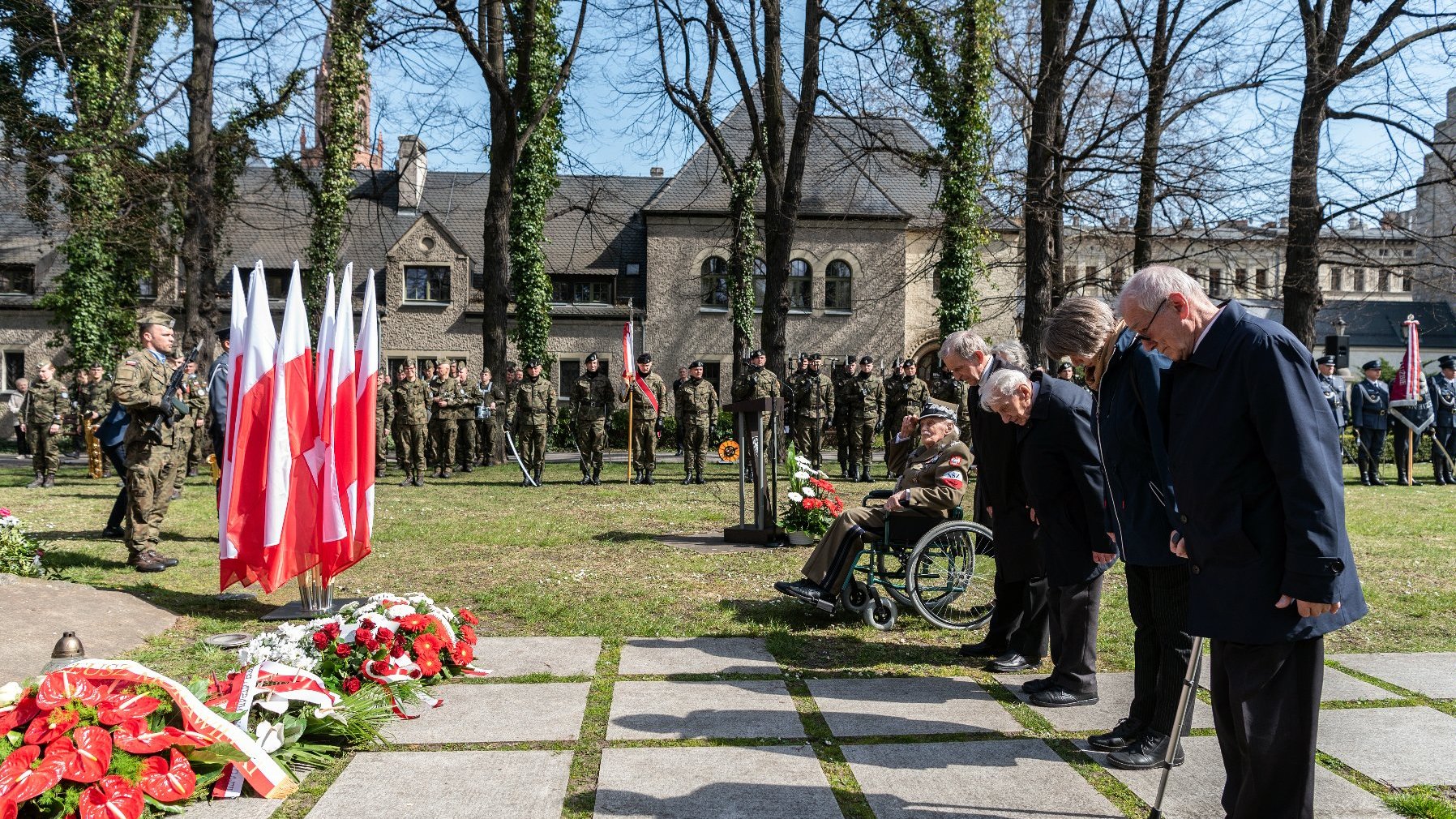 Galeria zdjęć przedstawia poznańskie obchody 82. rocznicy Zbrodni Katyńskiej.