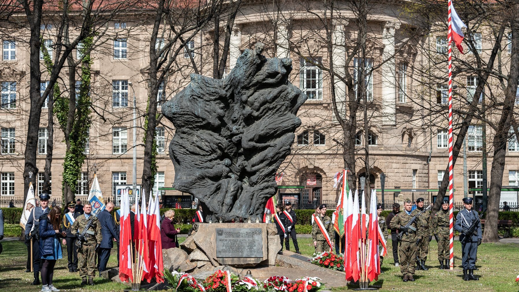 Galeria zdjęć przedstawia poznańskie obchody 82. rocznicy Zbrodni Katyńskiej.