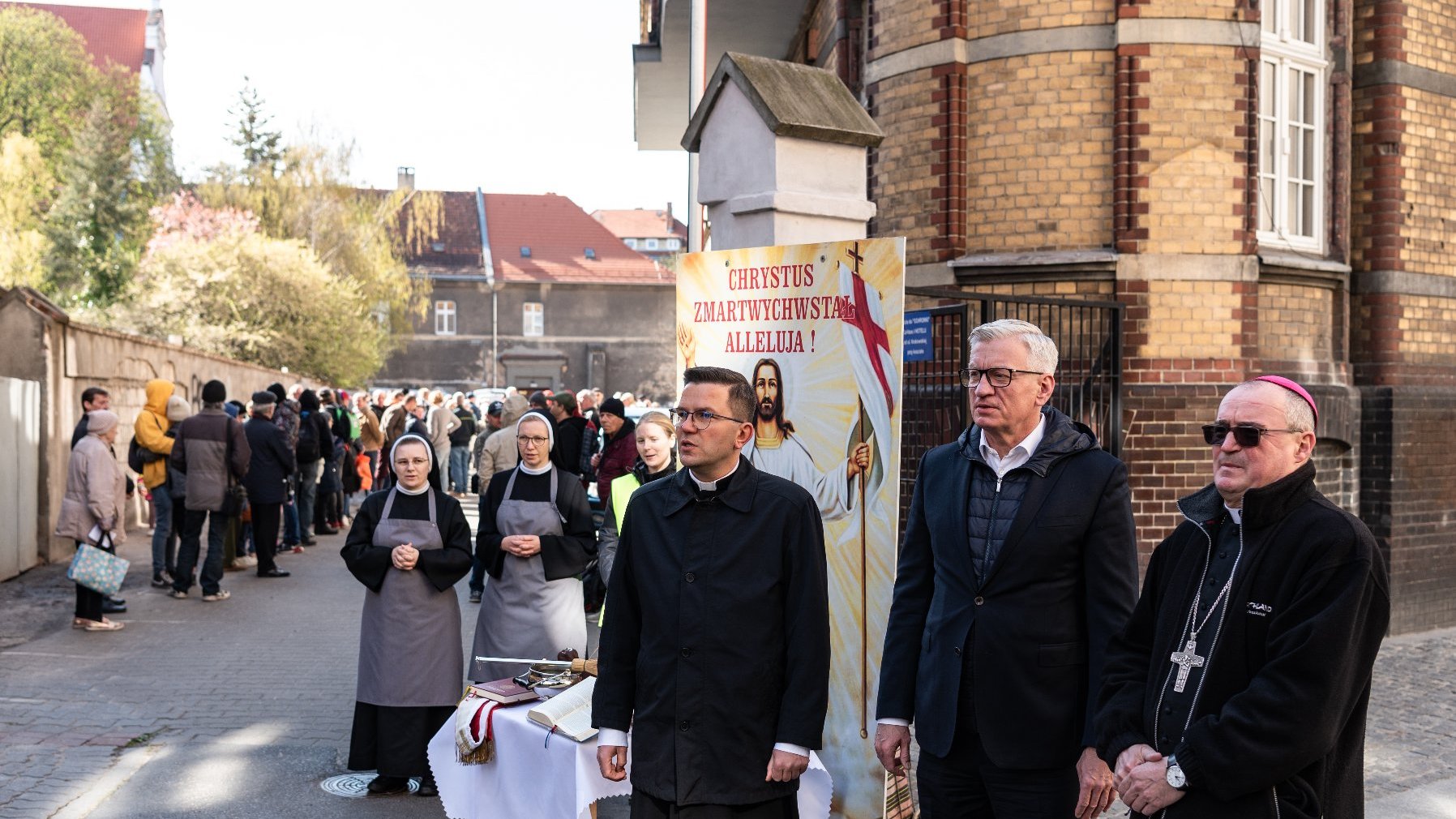 Galeria zdjęć przedstawia śniadanie wielkanocne w jadłodajni przy ul. Łąkowej.