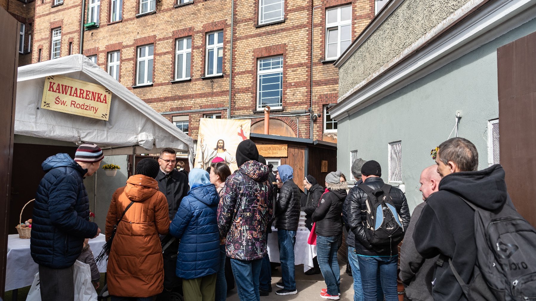 Galeria zdjęć przedstawia śniadanie wielkanocne w jadłodajni przy ul. Łąkowej.