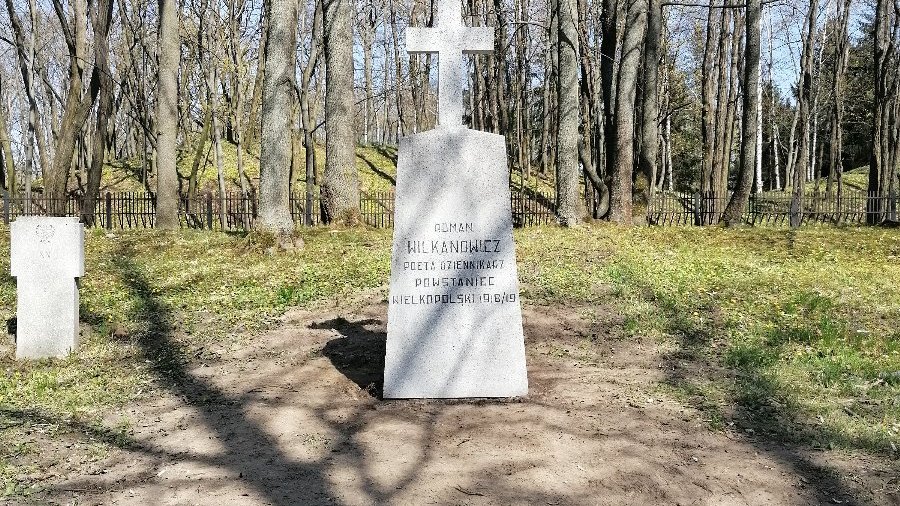 Galeria zdjęć przedstawia wyremontowane nagrobki.