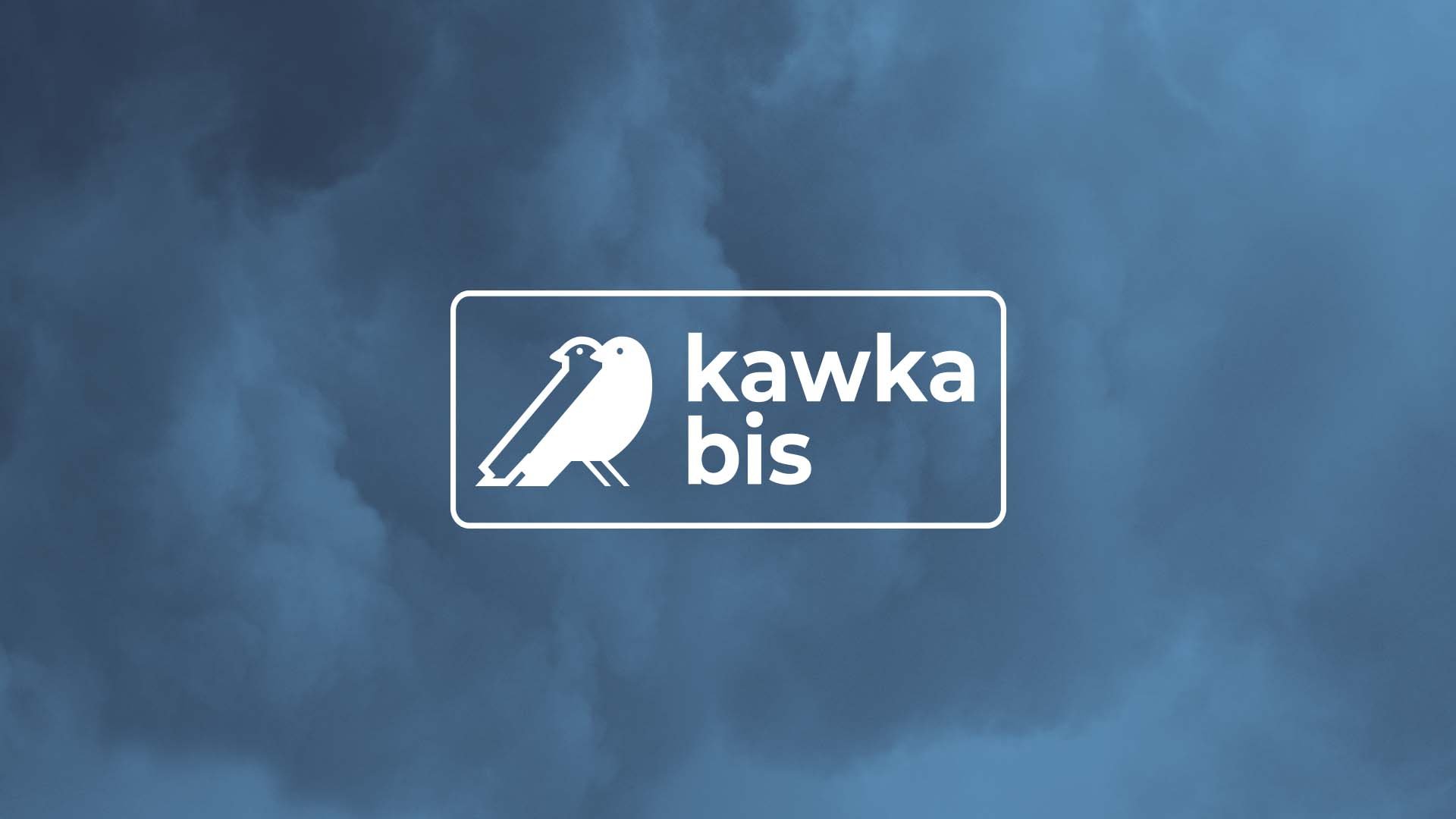 Grafika przedstawia logo programu - na rysunku są dwa ptaki oraz napis "kawka bis", na szaro niebieskim tle przypominającym dym lub chmury.