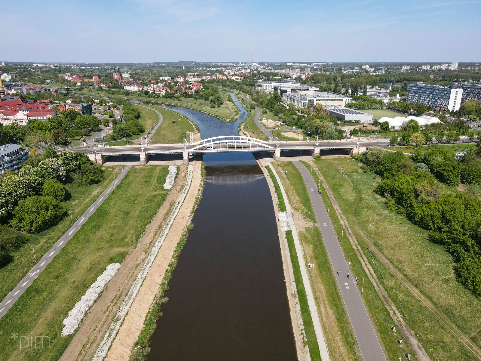 Galeria zdjęć Wartostrady z lotu ptaka. Wszystkie przedstawiają Wartostradę biegnącą wśród różnych odcinków rzeki - grafika artykułu