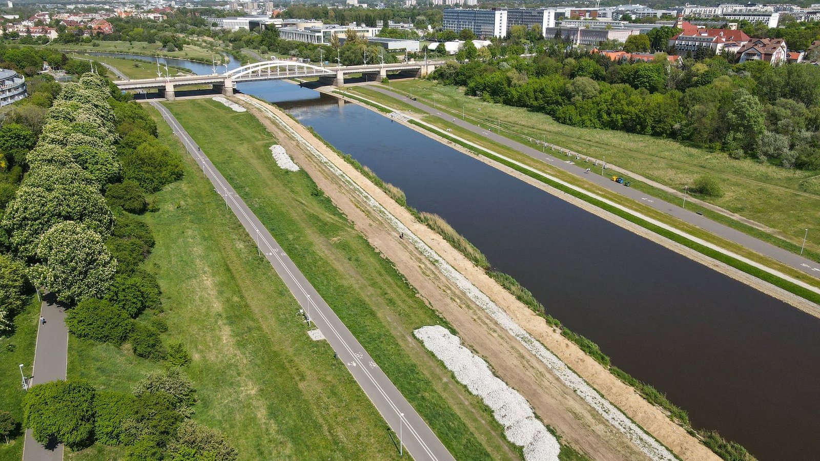 Galeria zdjęć Wartostrady z lotu ptaka. Wszystkie przedstawiają Wartostradę biegnącą wśród różnych odcinków rzeki