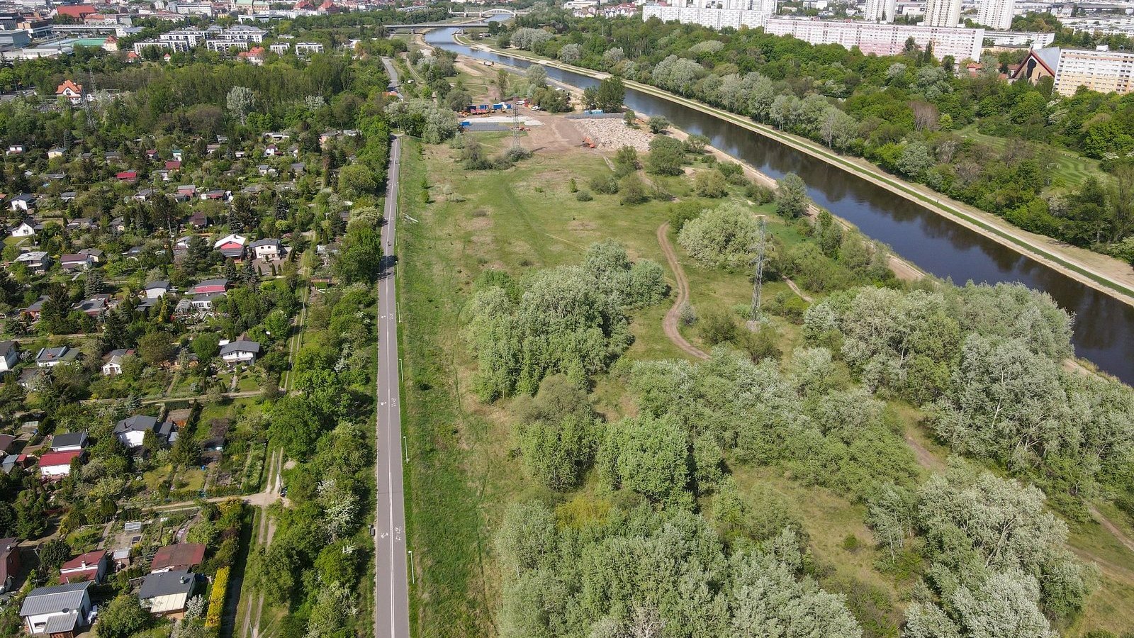 Galeria zdjęć Wartostrady z lotu ptaka. Wszystkie przedstawiają Wartostradę biegnącą wśród różnych odcinków rzeki