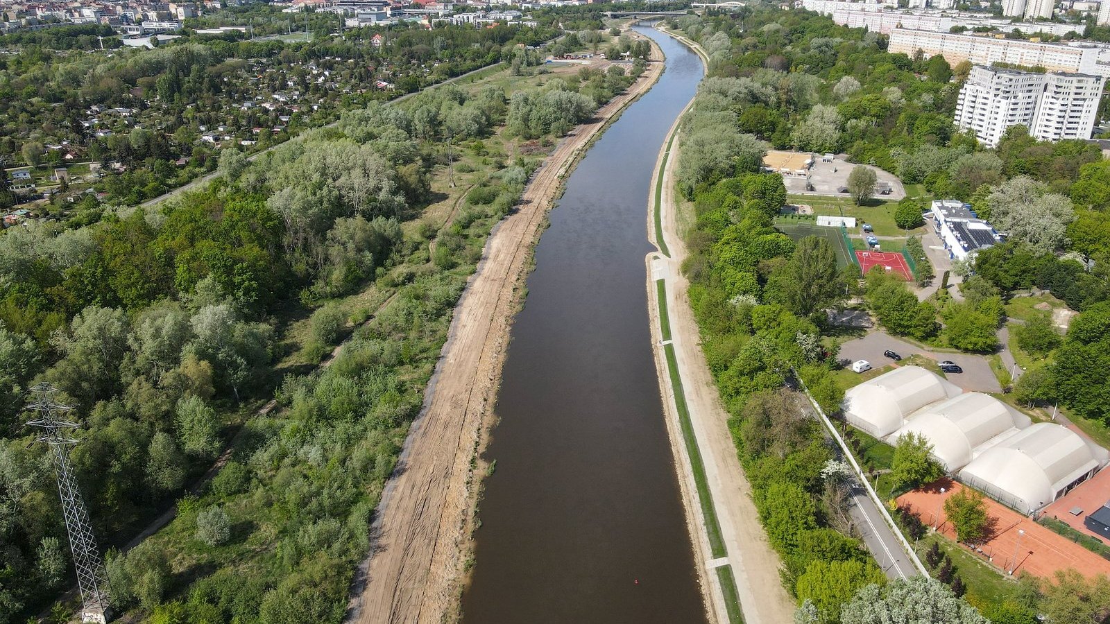 Galeria zdjęć Wartostrady z lotu ptaka. Wszystkie przedstawiają Wartostradę biegnącą wśród różnych odcinków rzeki