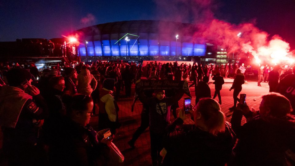 Feta kibiców pod stadionem