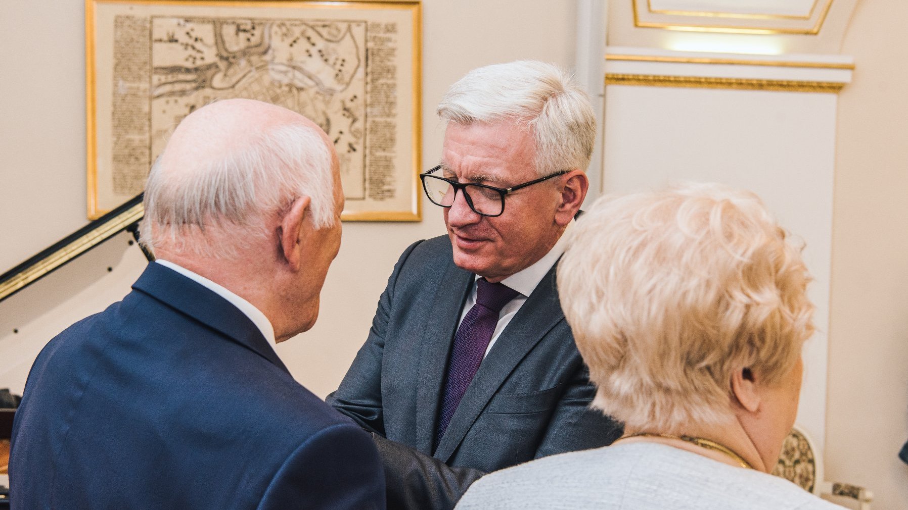 Galeria zdjęć przedstawia prezydenta Poznania, który wręcza starszym poznaniakom Medale za Długoletnie Pożycie Małżeńskie.