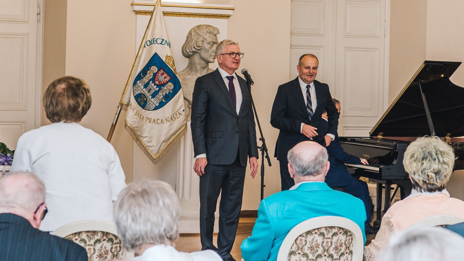 Galeria zdjęć przedstawia prezydenta Poznania, który wręcza starszym poznaniakom Medale za Długoletnie Pożycie Małżeńskie.