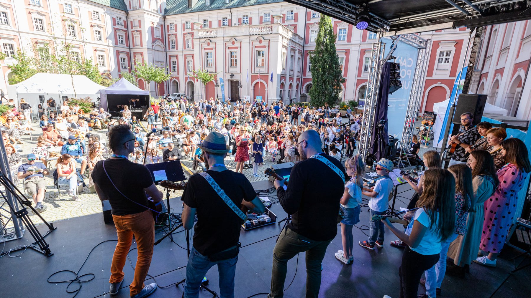 Galeria zdjęć z poprzednich edycji festiwalu "Cały Poznań Ukulele"