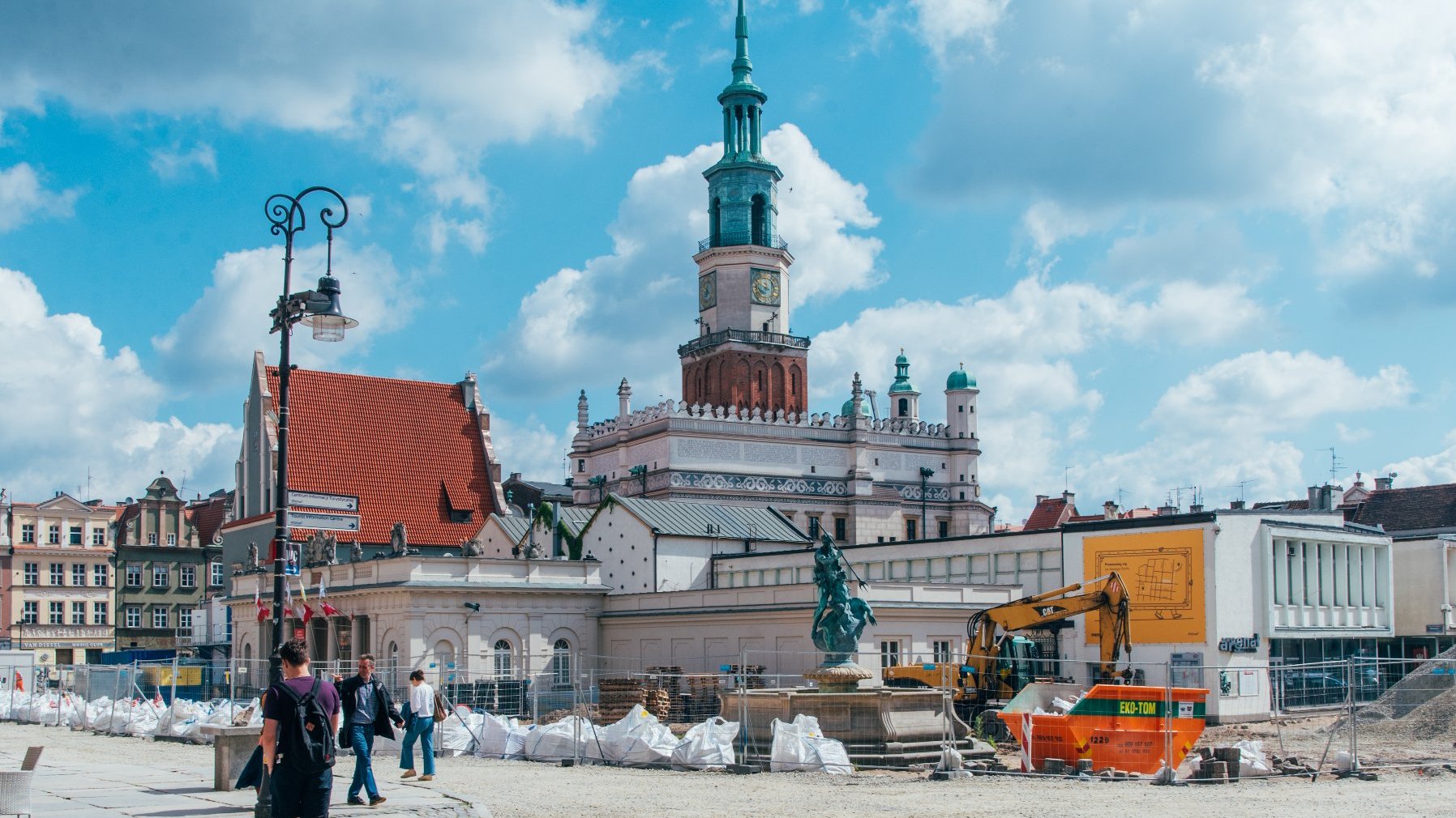 Widok na Stary Rynek i Ratusz w czasie przebudowy płyty