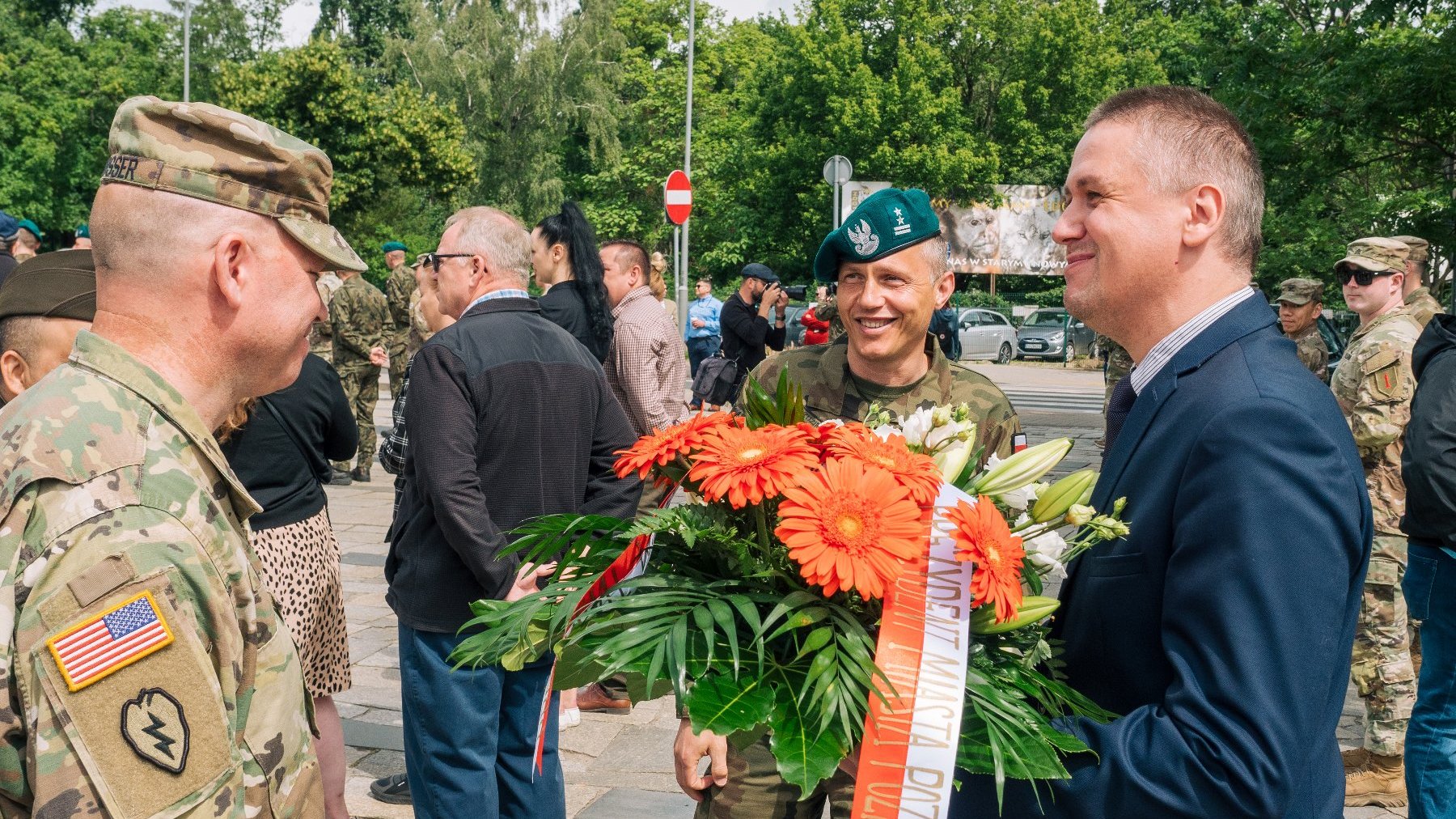 Na zdjęciu amerykańscy żołnierze i Patryk Pawełczak, dyrektor Gabinetu Prezydenta, trzymający kwiaty