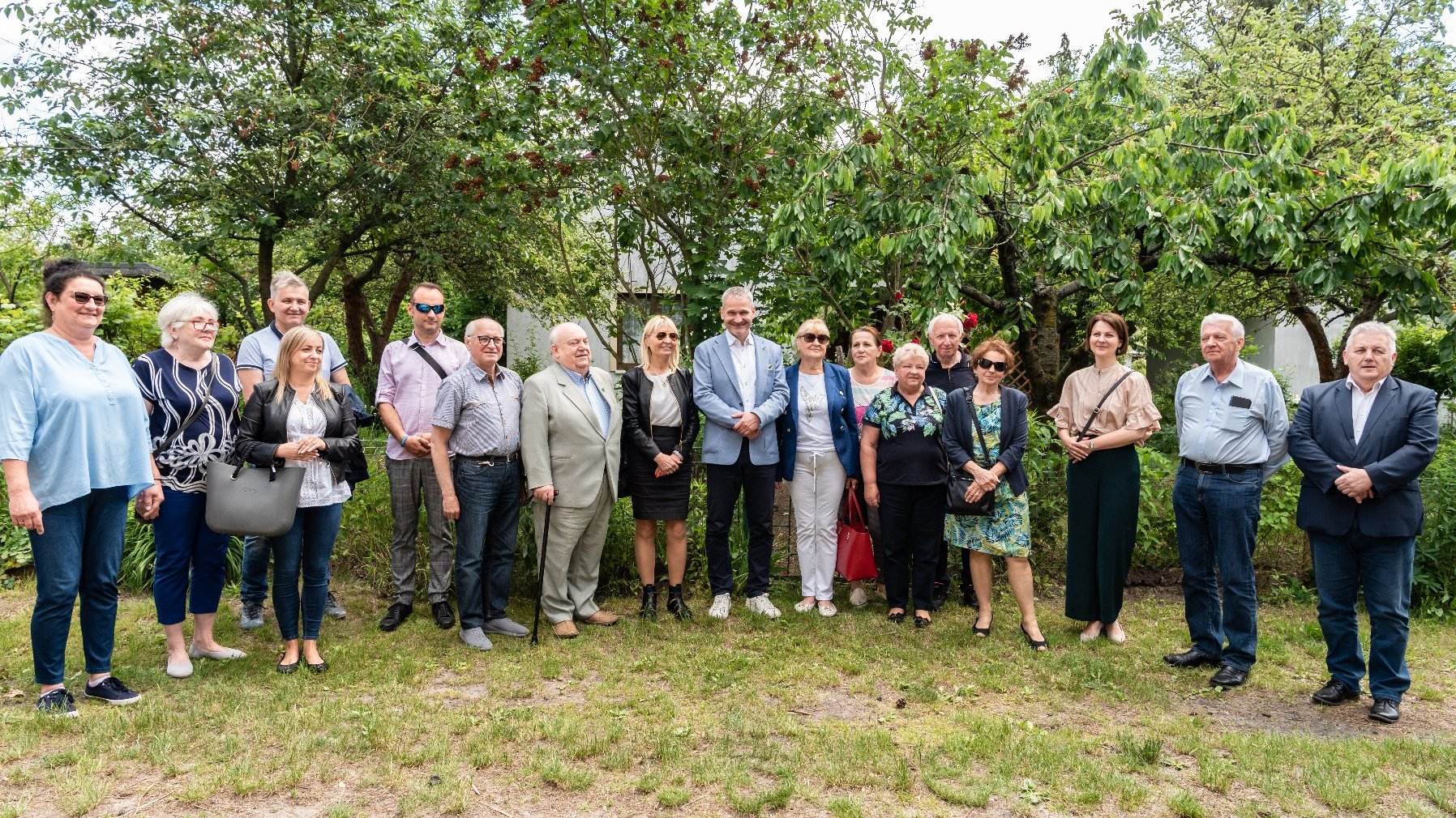 Galeria zdjęć przedstawia uroczystość podpisania umów na dotacje na budowę lub modernizację infrastruktury w poznańskich rodzinnych ogródkach działkowych.