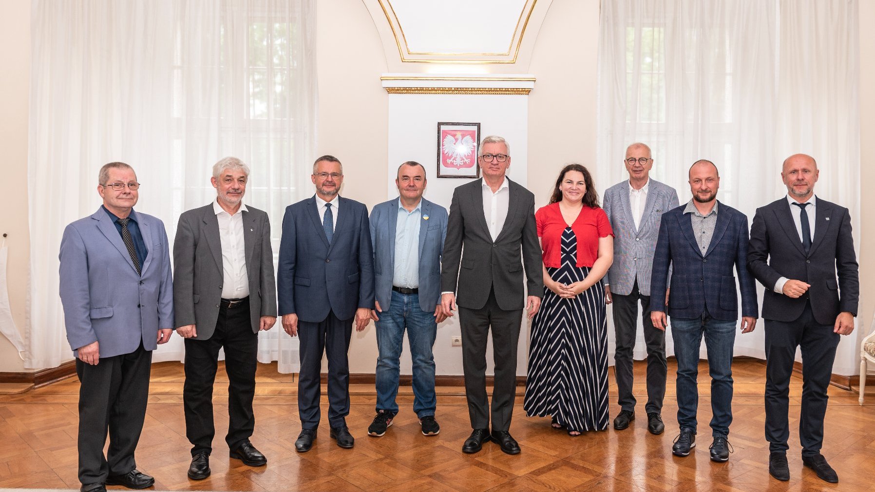 Zdjęcie przedstawia członków rady oraz prezydenta i wiceprezydenta na zbiorowej fotografi.