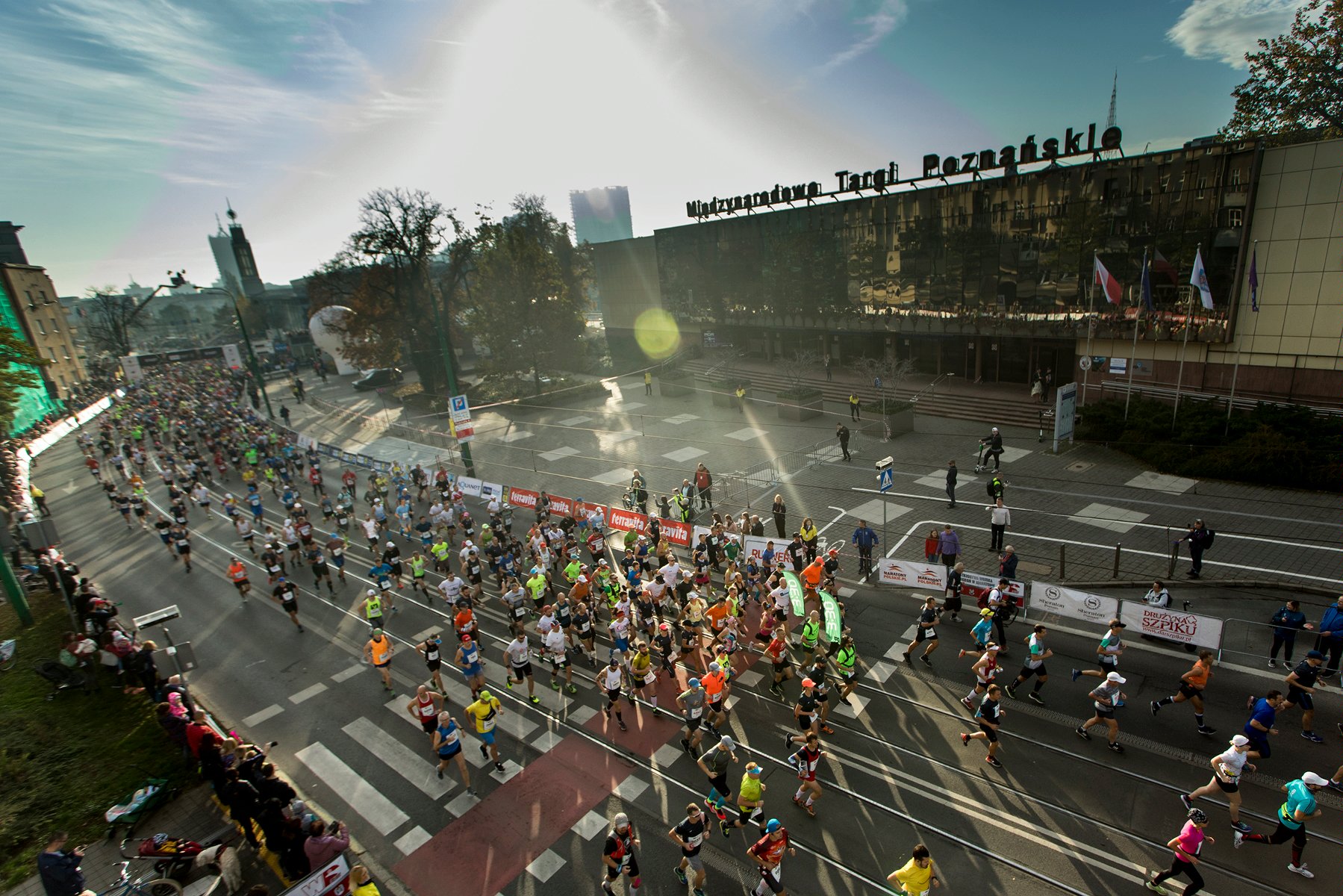 Zdjęcie przedstawia biegaczy podczas startu w poznańskim maratonie. - grafika artykułu