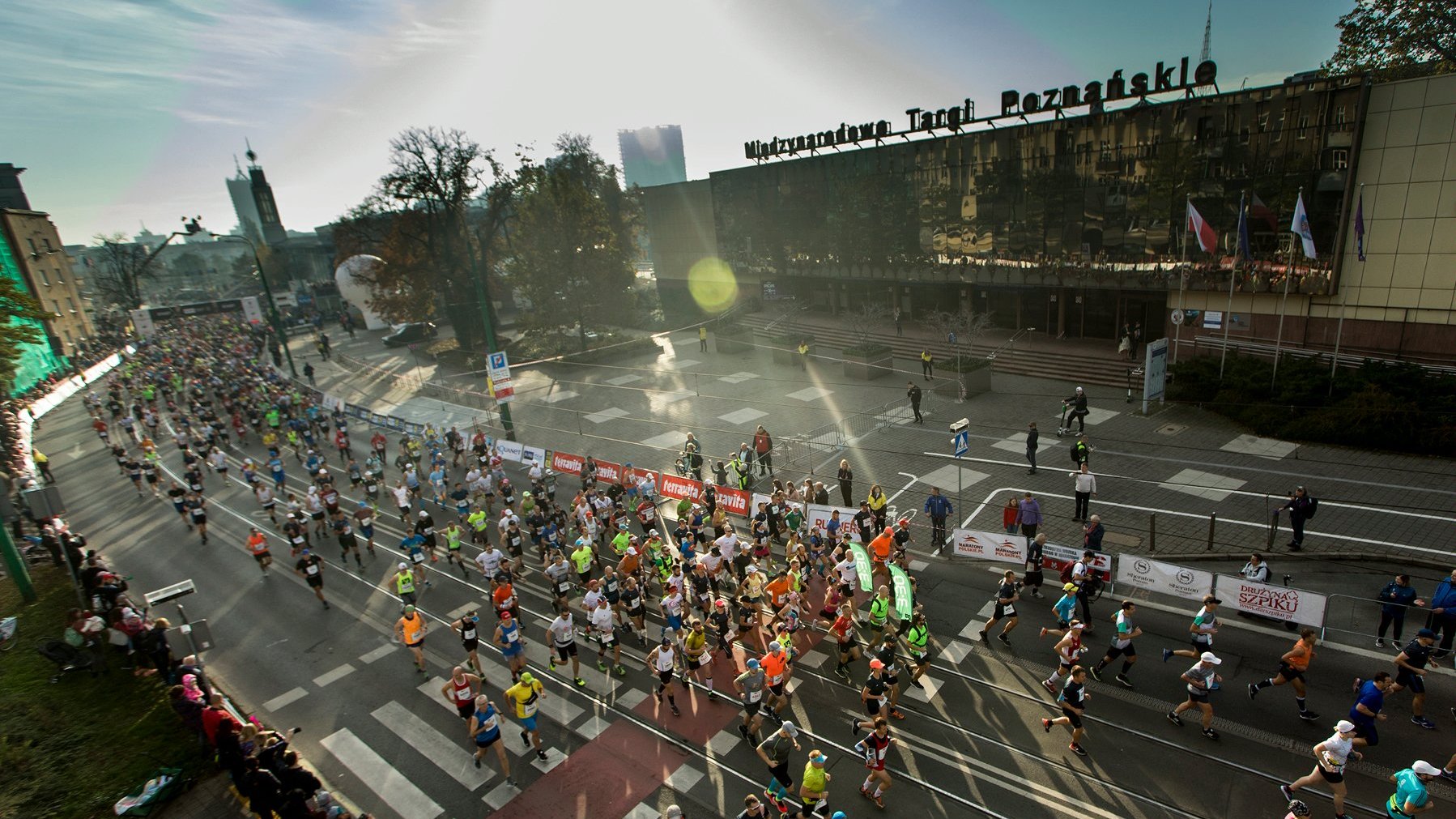 Zdjęcie przedstawia biegaczy podczas startu w poznańskim maratonie.