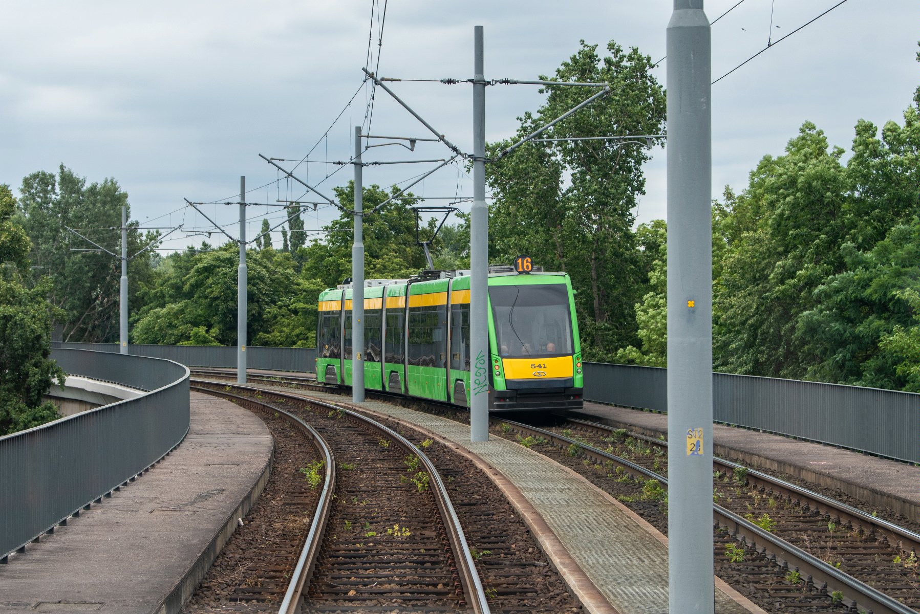 Tramwaj linii nr 16 na estakadzie na al. Wielkoipolską - grafika artykułu