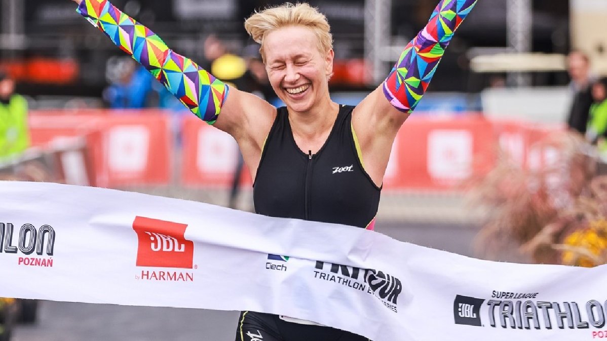 Zawodniczka finiszująca po biegu na jednej w poprzednich edycji triathlonu w Poznaniu