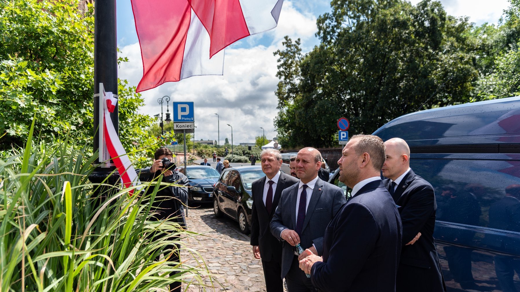 Galeria zdjęć przedstawia uroczystość odsłonięcia tablicy poświęconej "Ślepemu Antkowi".