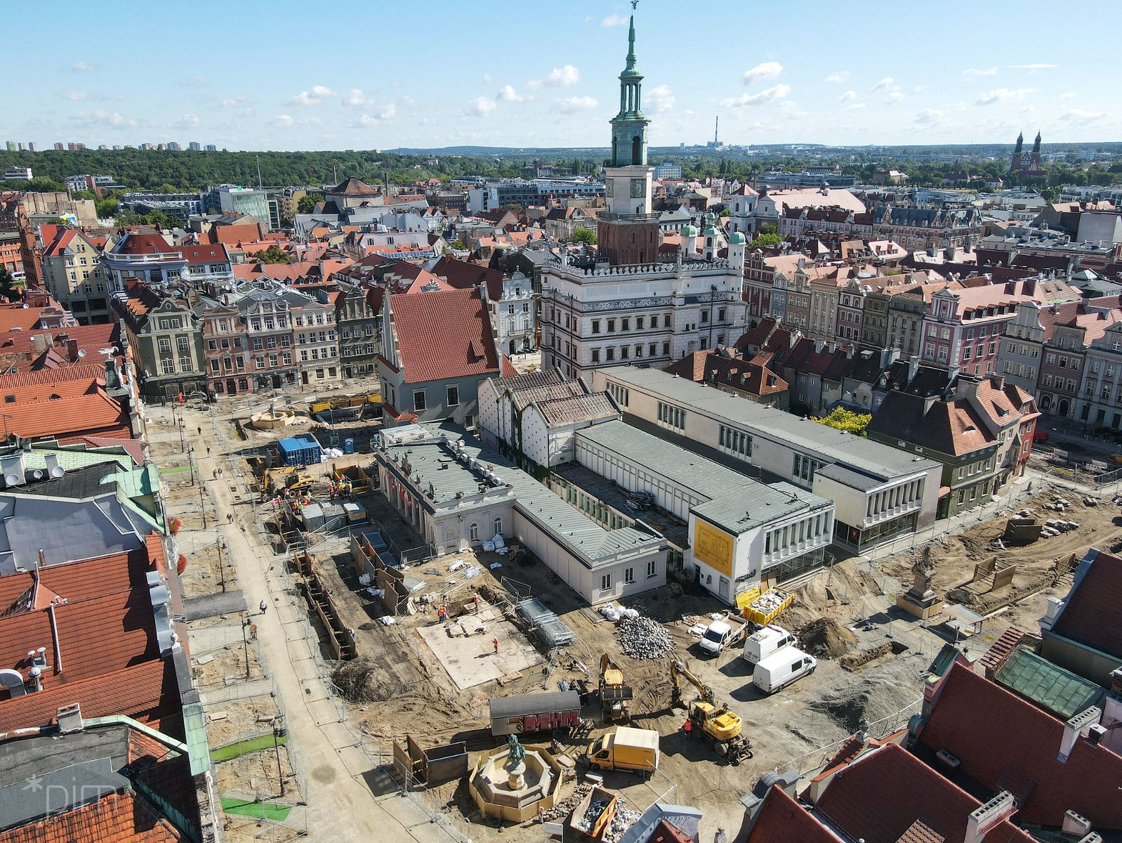 Widok z lotu ptaka na przebudowywany Stary Rynek - grafika artykułu