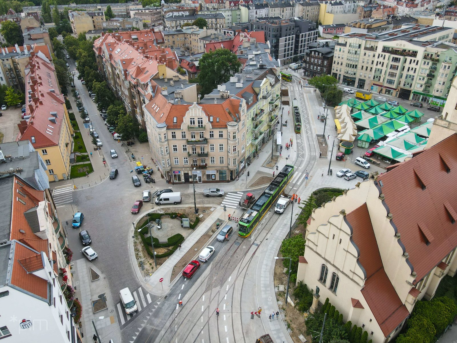 Torowisko na Wildzie widziane z lotu ptaka, w centrum widać dwa tramwaje testujące trasę - grafika artykułu