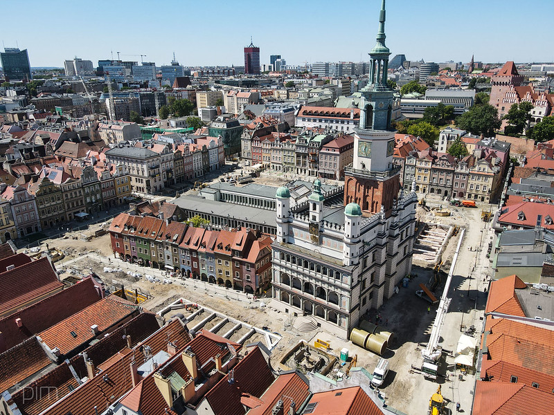 Na zdjęciu Stary Rynek podczas remontu, widziany z lotu ptaka, w centrum Ratusz - grafika artykułu