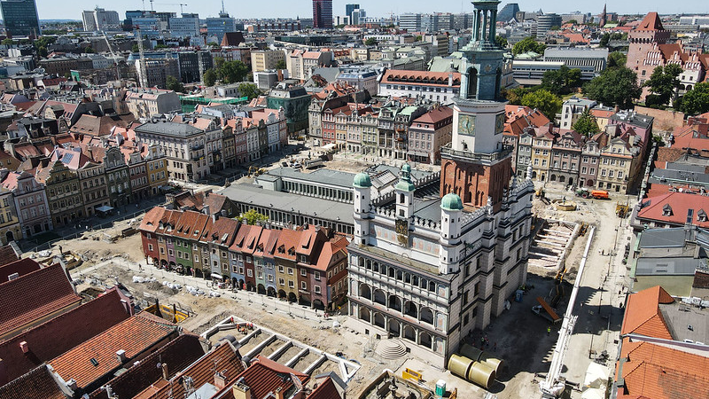 Na zdjęciu Stary Rynek podczas remontu, widziany z lotu ptaka, w centrum Ratusz