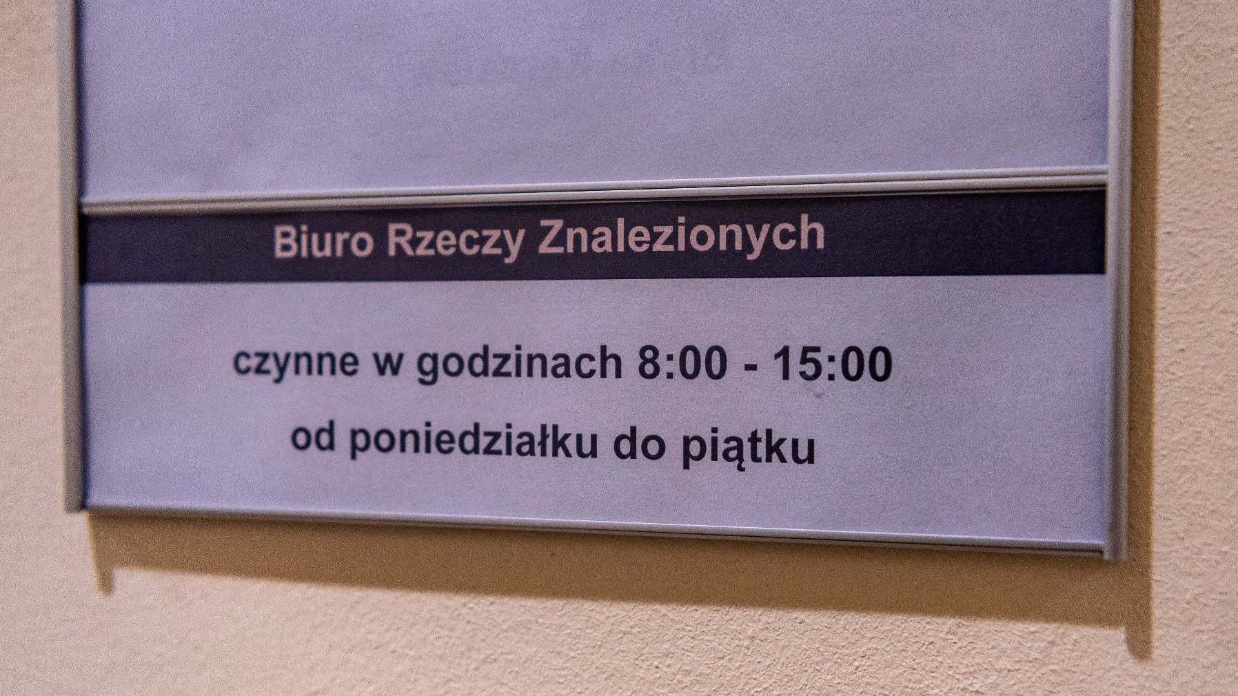 Na zdjęciu tabliczka przy drzwiach, z napisem: Biuro Rzeczy Znalezionych