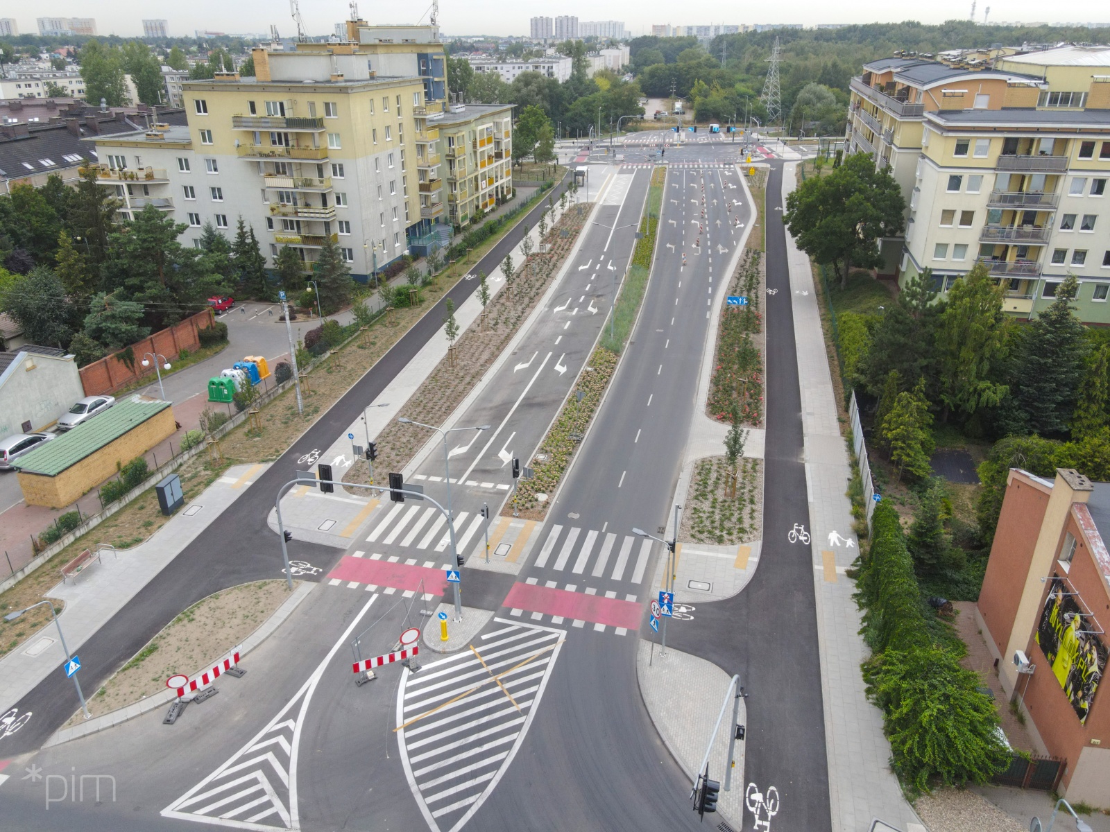 Na zdjęciu dwujezdniowa ulica widziana z lotu ptaka, z boku widać bloki - grafika artykułu