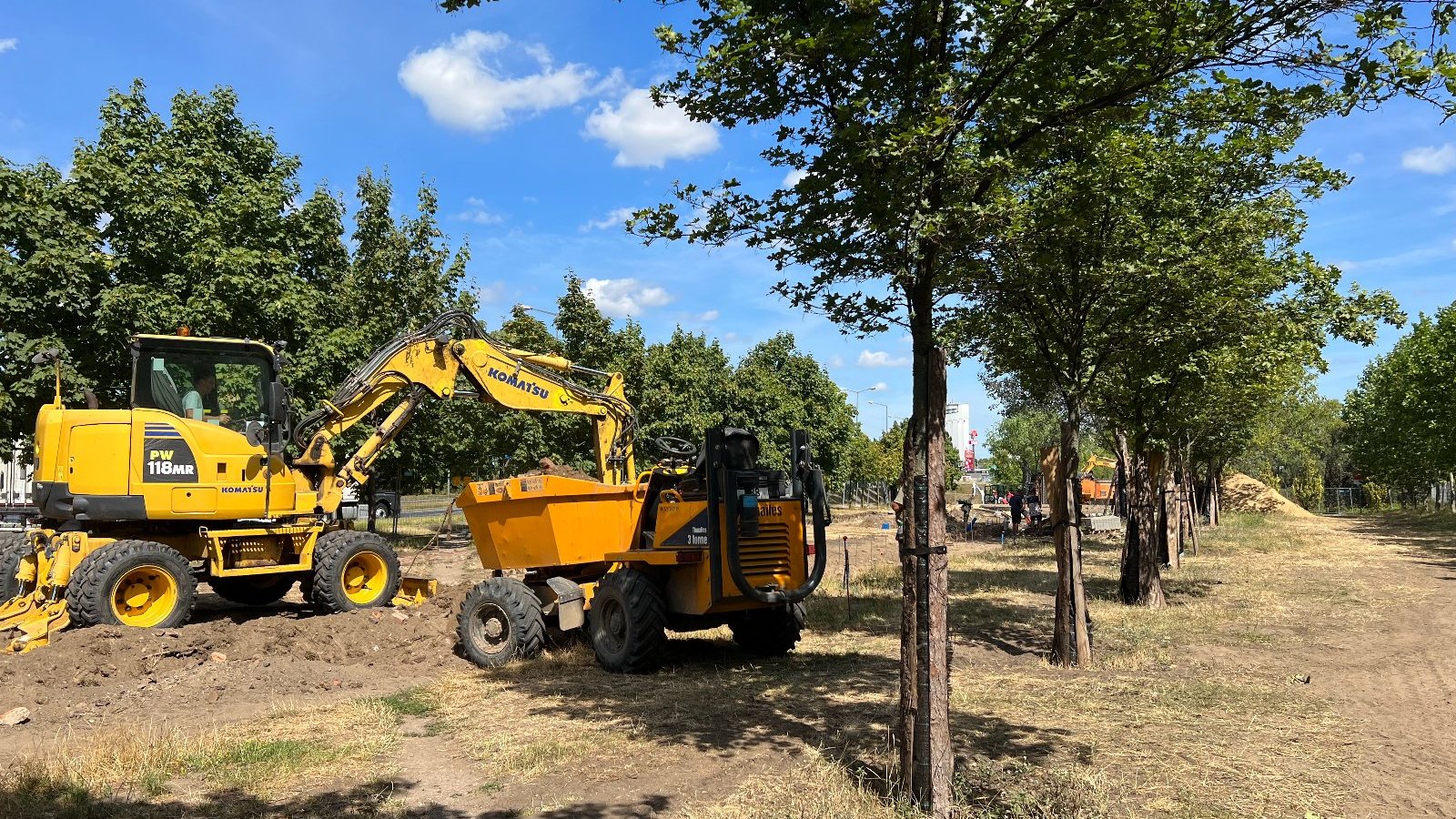 Na zdjęciu sprzęt budowlany w parku.