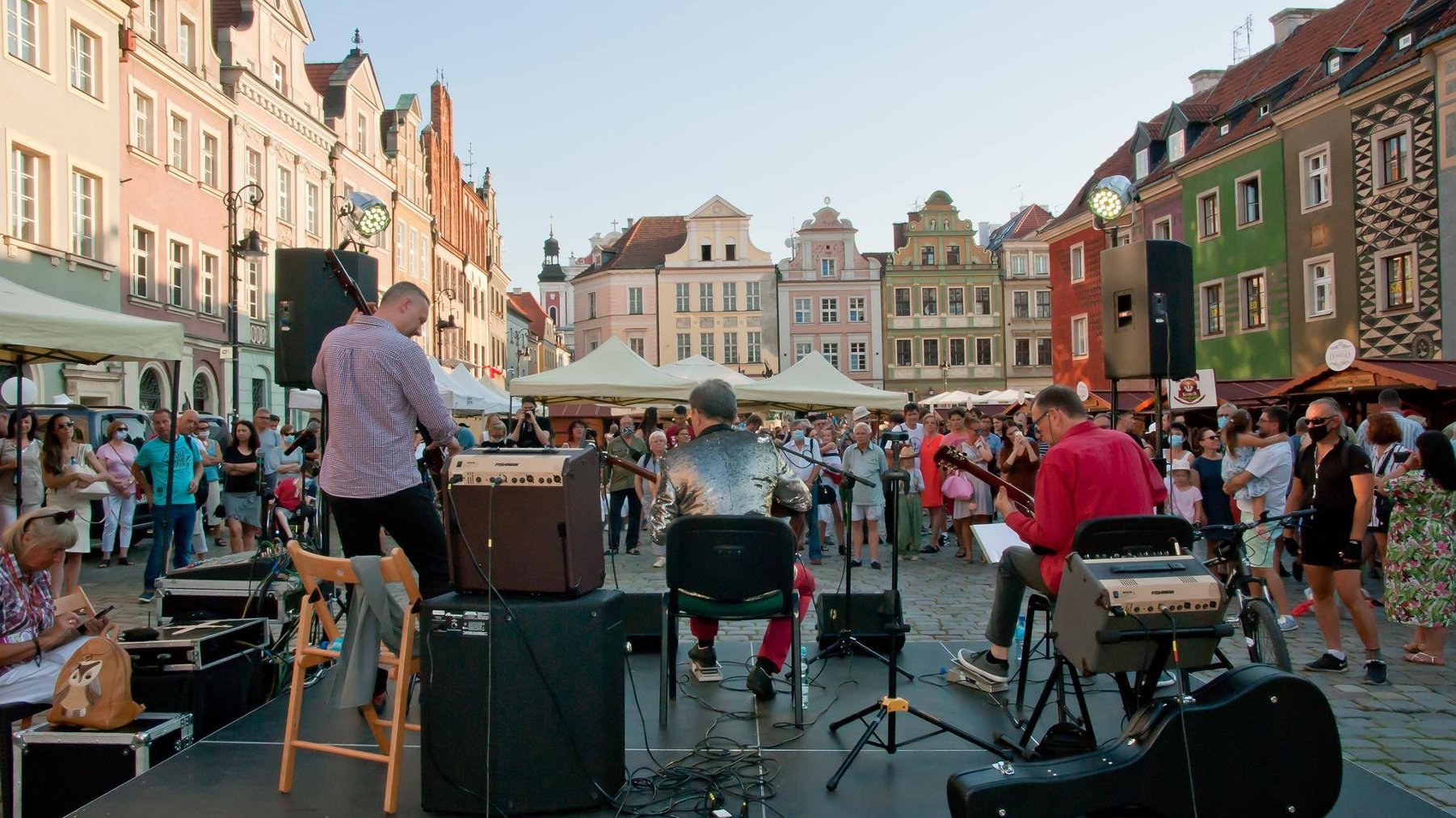 Na zdjęciu koncert zespołu przed tłumem ludzi na Starym Rynku w Poznaniu.