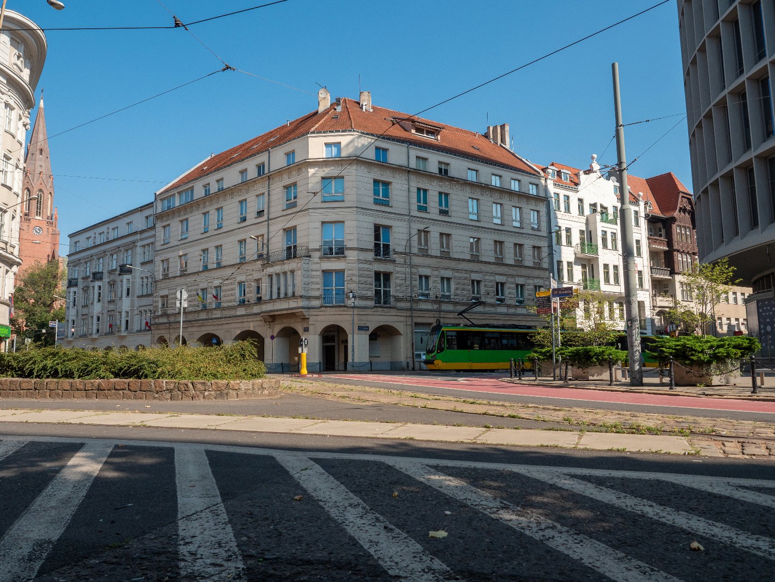 Widok na tzw plac Gwarny pomiędzy ulicami: Gwarną, Fredry, Mielżyńskiego i 27 Grudnia - grafika artykułu