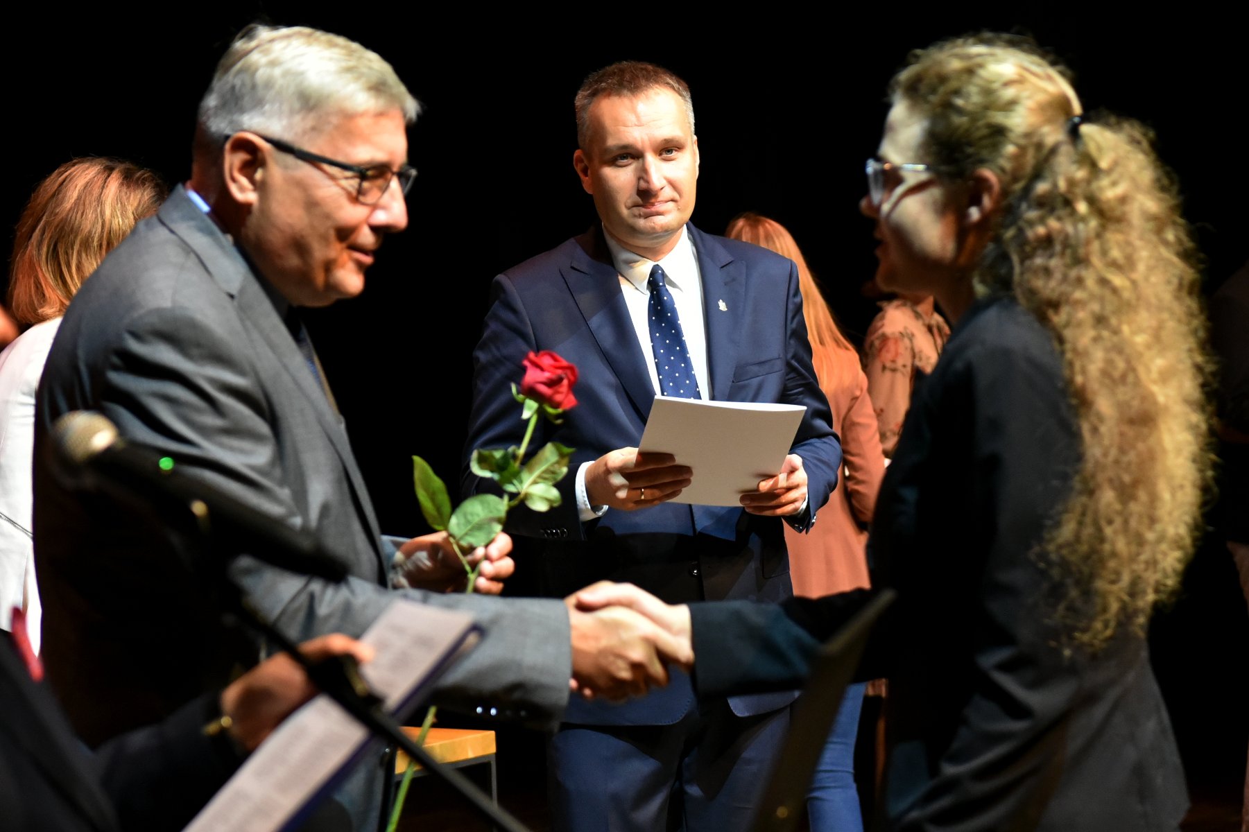 Na zdjęciu zastępca prezydenta Poznania Mariusz Wiśniewski oraz Grzegorz Ganowicz wręczający nominacje. - grafika artykułu